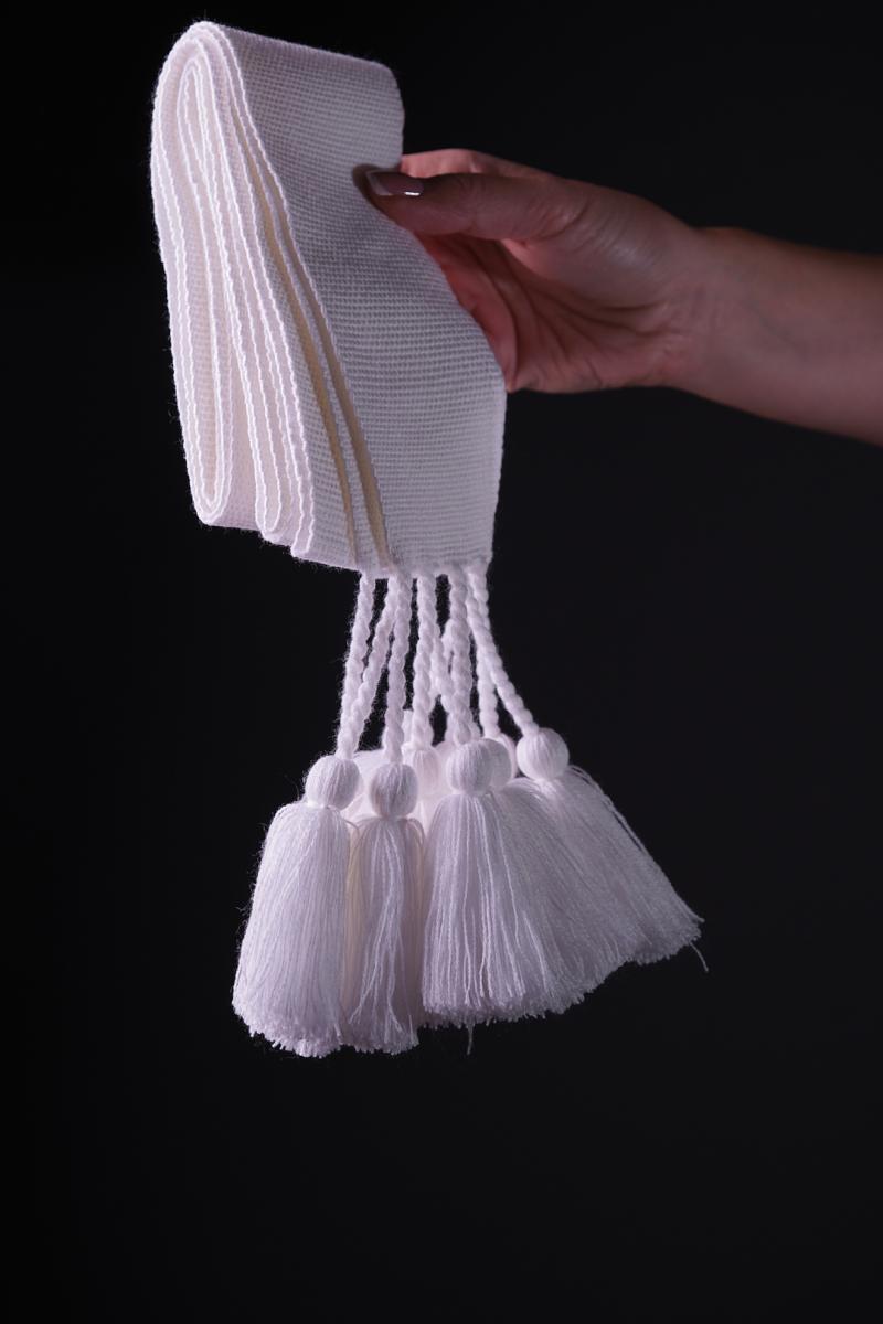 Жіноча крайка білого кольору, велика  (3м) з китицями