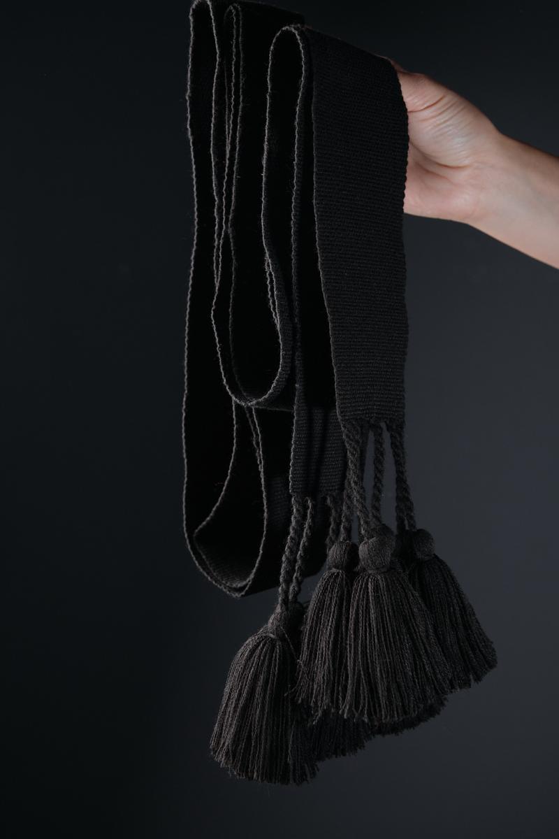 Крайка велика 3 метри, чорного кольору з китицями