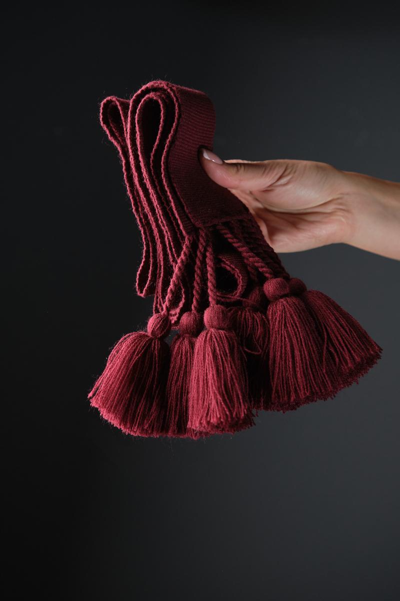 Крайка жіноча бордового кольору з китицями