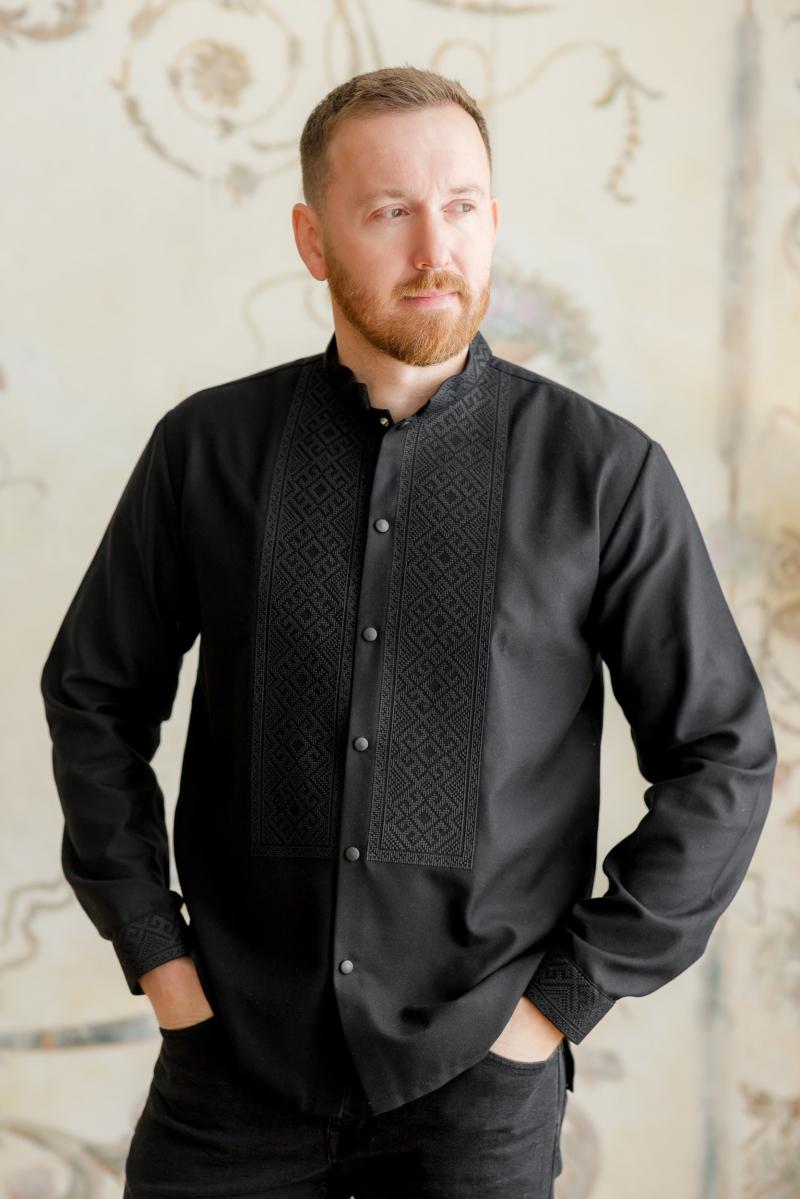 Чоловіча вишиванка "чорним по чорному" на кнопки  від ТМ КАЛИНА