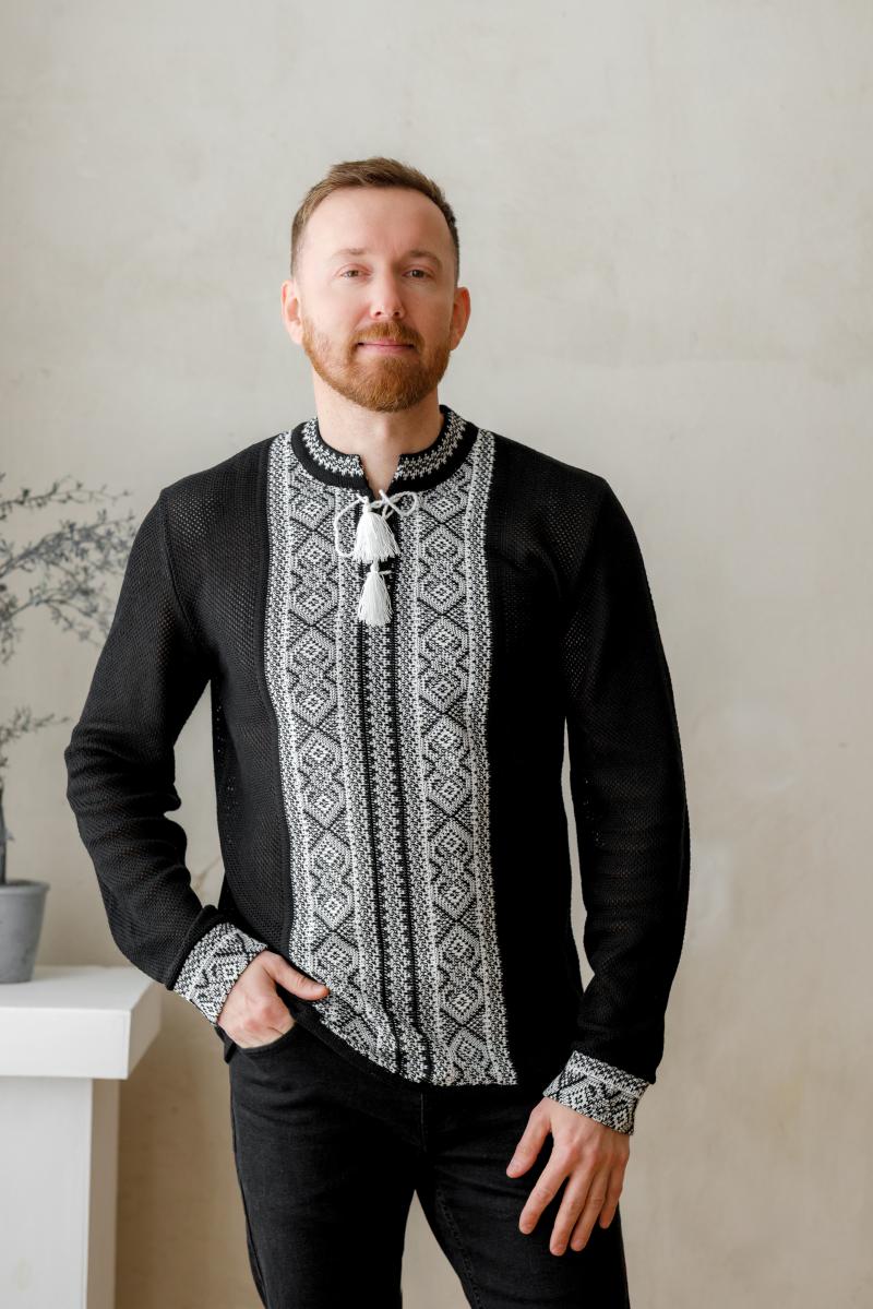 Вишиванка чоловіча в'язана чорного кольору з натуральної тканини від ТМ КАЛИНА