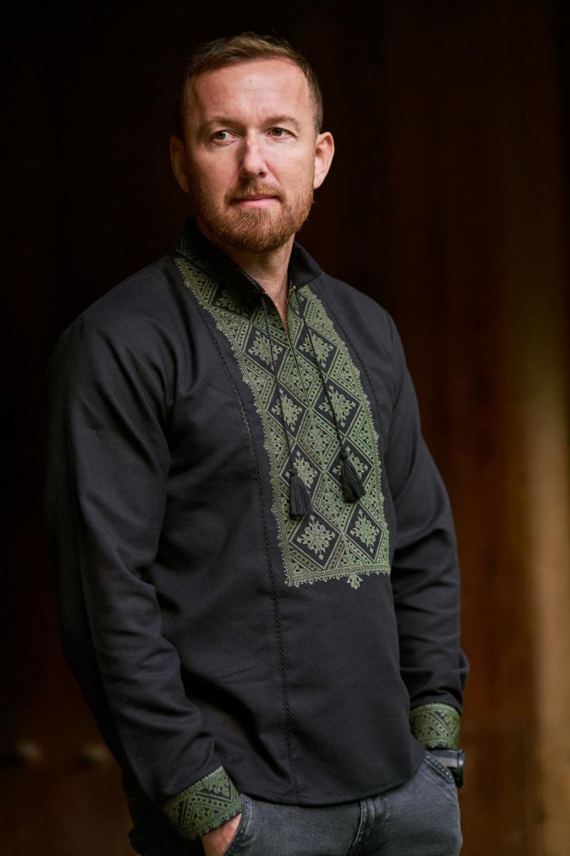 Чоловіча вишиванка чорного кольору з зеленою вишивкою "Добробут" від ТМ КАЛИНА  фото 1