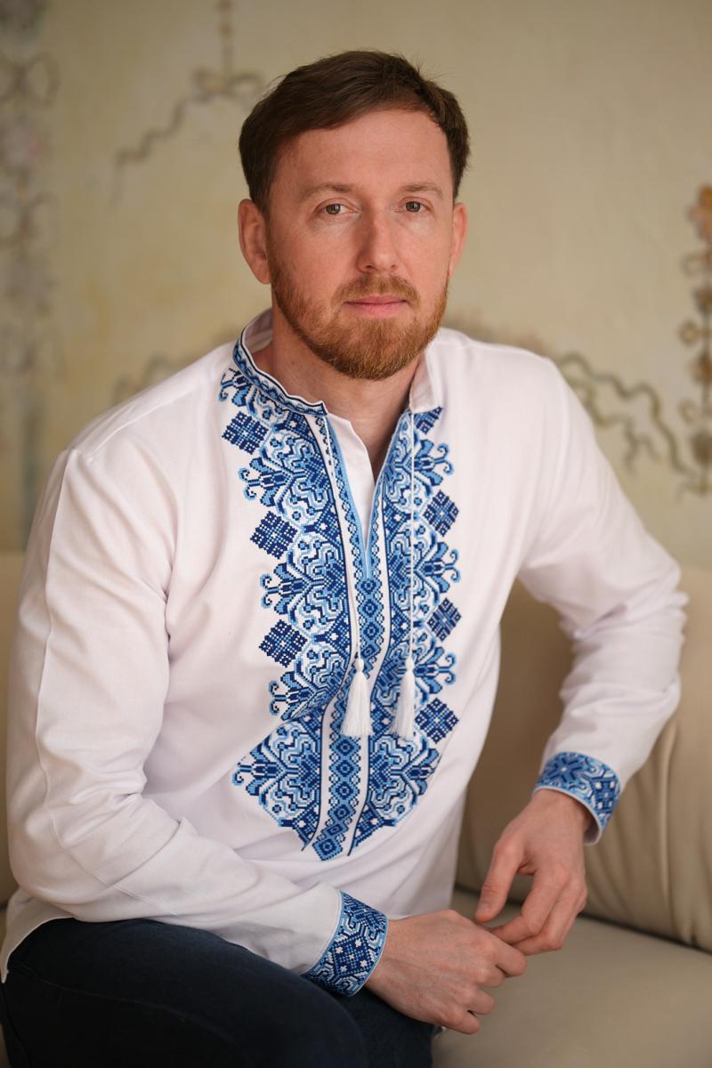 Чоловіча вишиванка з білосніжного домотканого полотна "Родина" блакитна вишивка