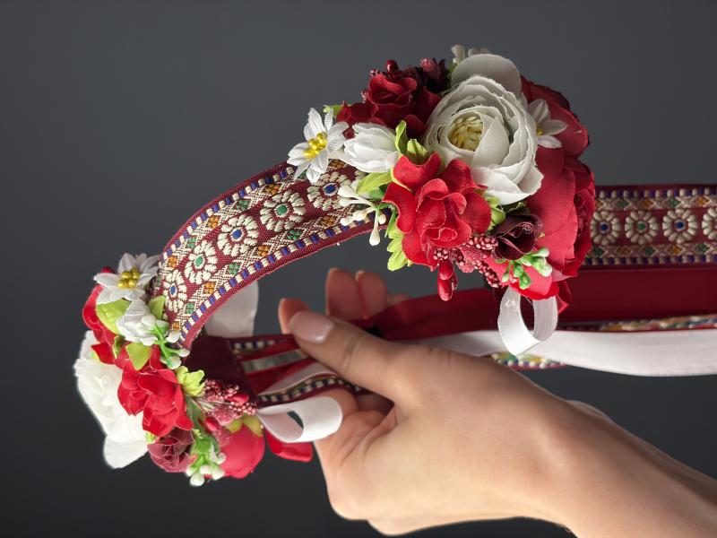 Віночок бордово-білі квіти зі стрічками 