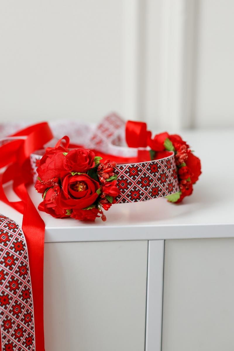 Червоний віночок зі стрічками